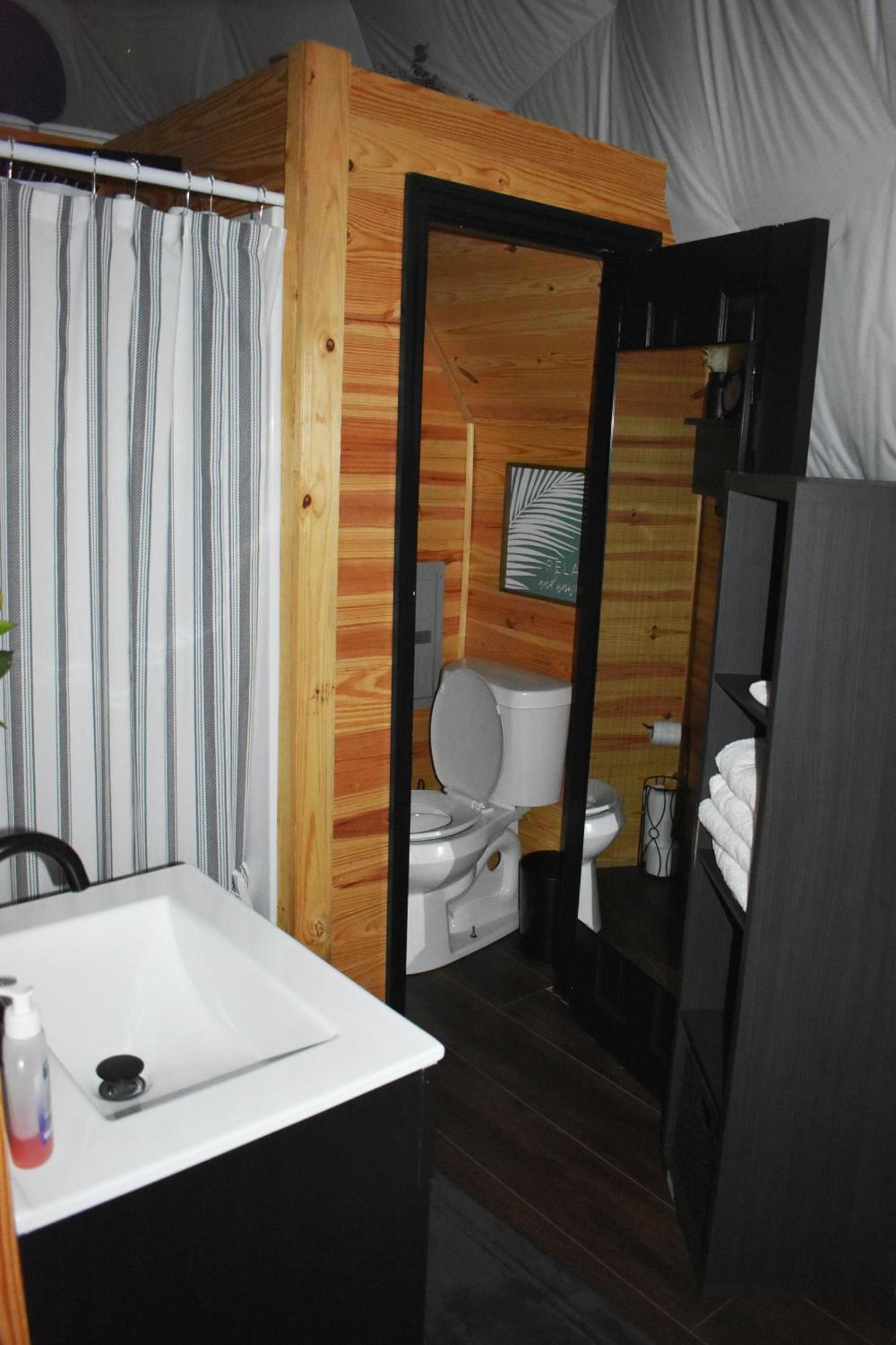 Waterfront Luxury Glamping Dome 호텔 Rogersville 외부 사진